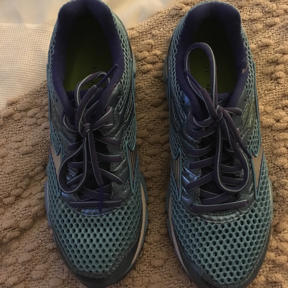 Mizuno tennis shoes